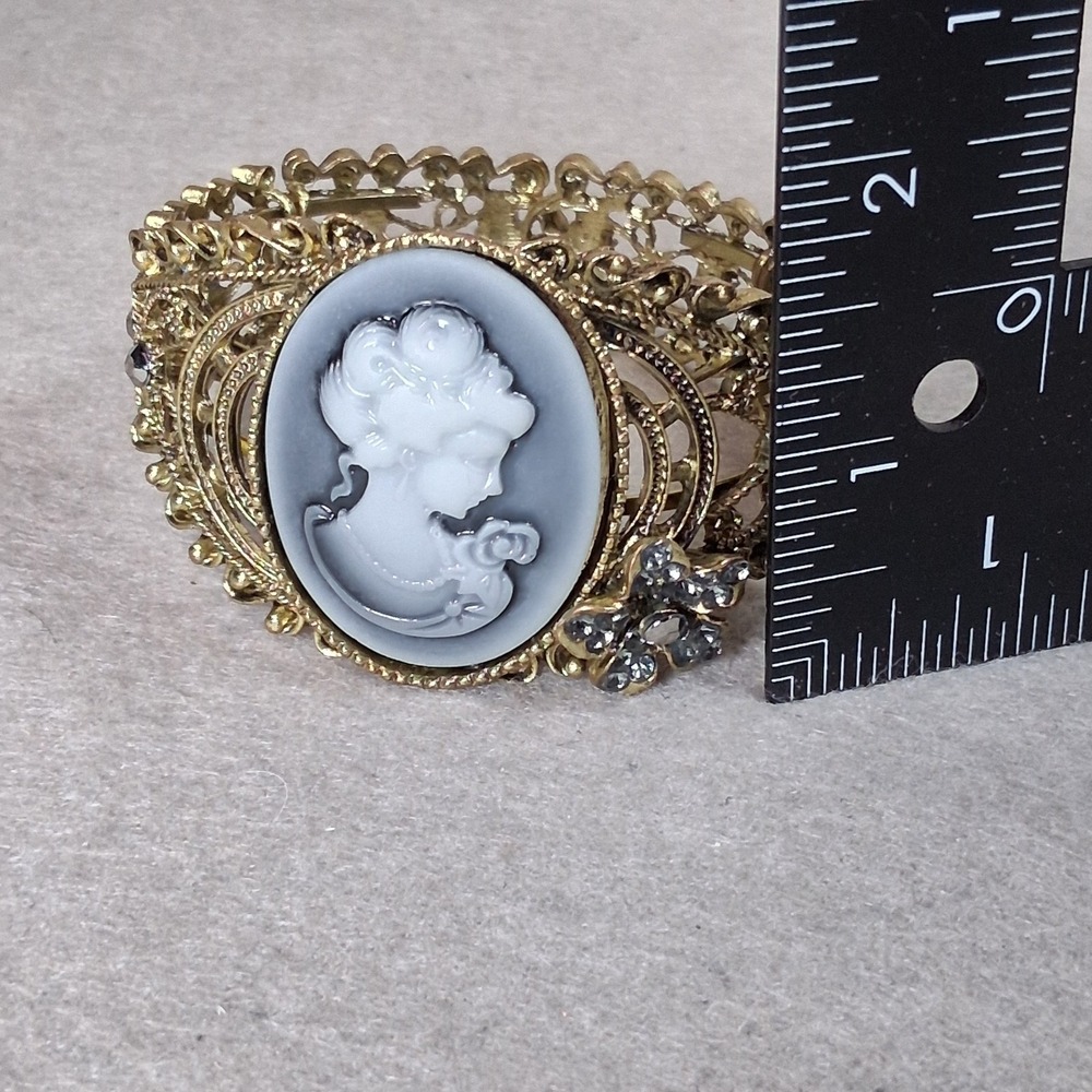 Vintage Style Gray Cameo Jewelry Set - Modern Victorian Revival Cuff & Brooch - Picture 12 of 16